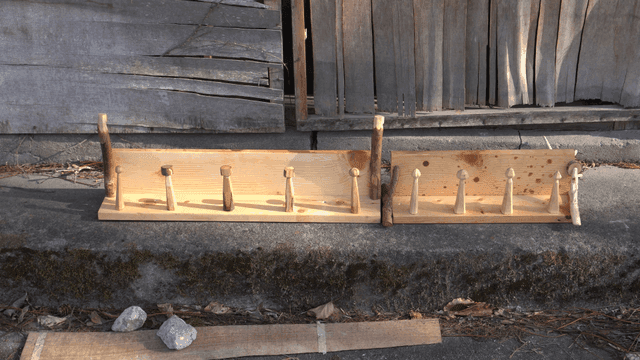 야외에 놓인 목재 선반들