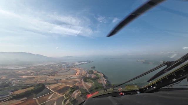 맑은 날 헬리콥터 조종석에서 바라본 해안선