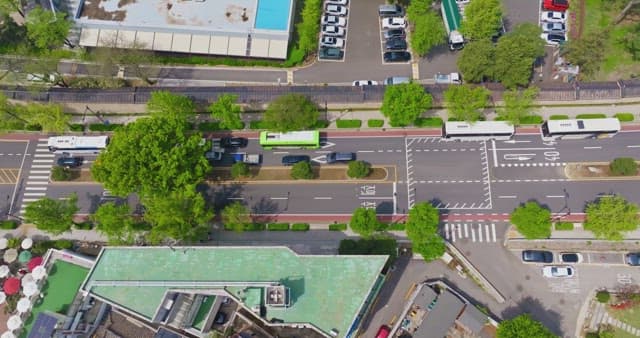 교통이 많은 도시 교차로