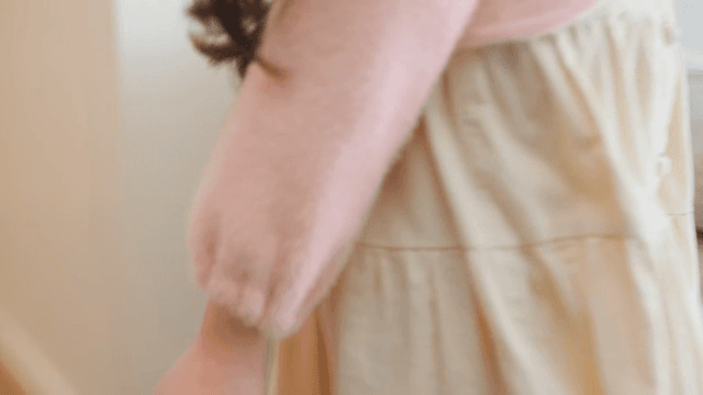 거실로 행복하게 뛰어오는 어린 소녀