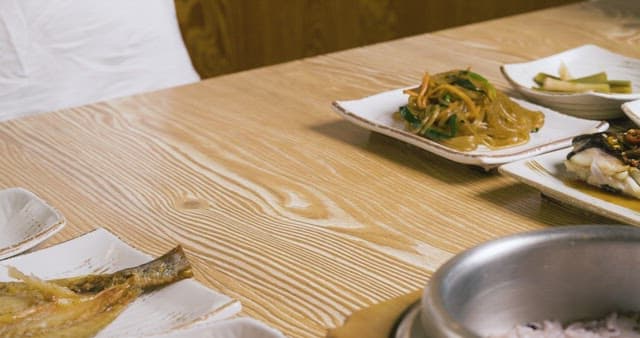 한식 밥상에 올라온 조기구이