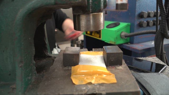 실내에서 금속 도구로 작업하는 사람