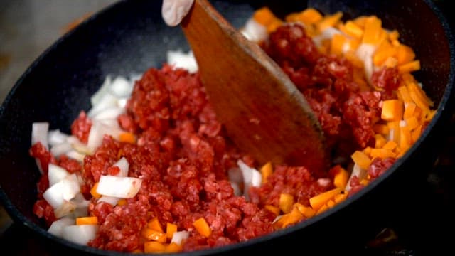 간장을 넣고 볶는 채소와 고기