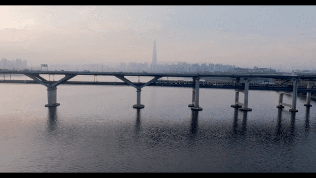 지하철과 자동차가 있는 강 위의 다리