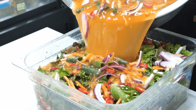 각종 야채에 소스를 붓는 장면