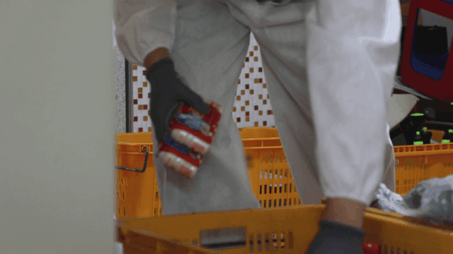 노란색 바구니에 식료품을 담는 사람