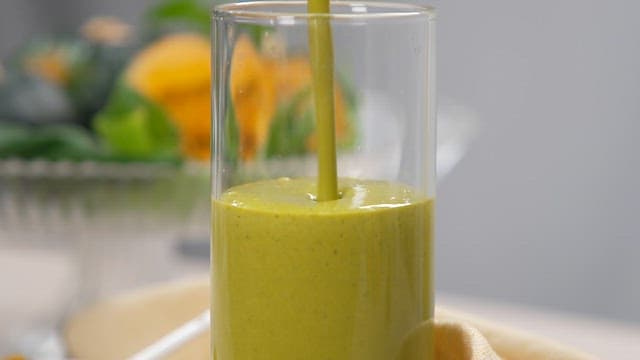 신선한 호박주스를 유리잔에 따르는 장면