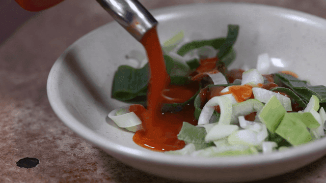 양념을 뿌린 다진 파