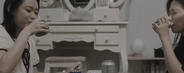 방에서 식사를 함께하는 두 여성