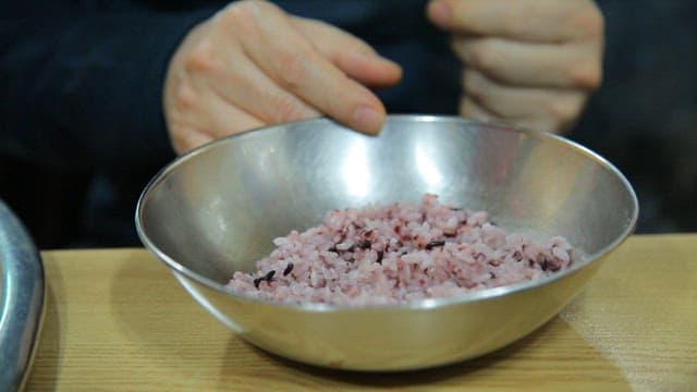 식당 테이블에 서빙되는 오징어 제육볶음 한 접시