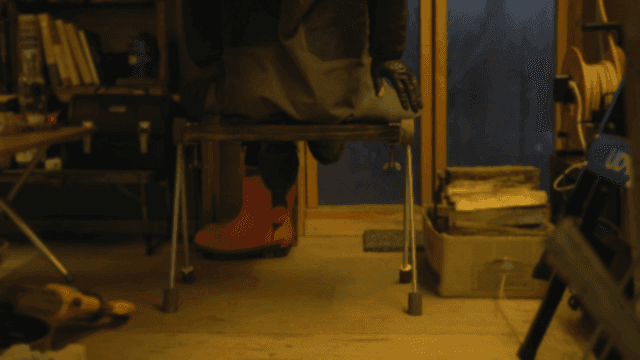 수제 나무 벤치의 강도를 체크하는 공예가