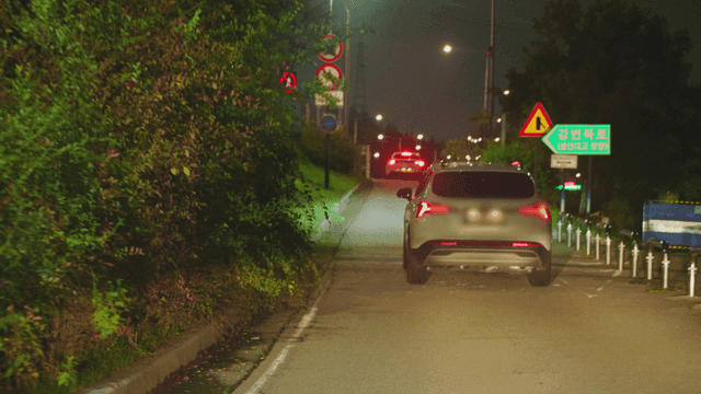 자동차와 가로등이 있는 밤 도로