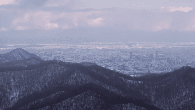 도시가 보이는 눈 덮인 산