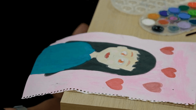 하트와 함께 그려진 인물 그림