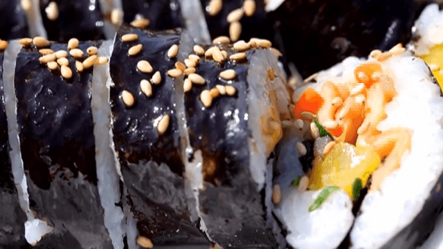 Gimbap with sesame seeds