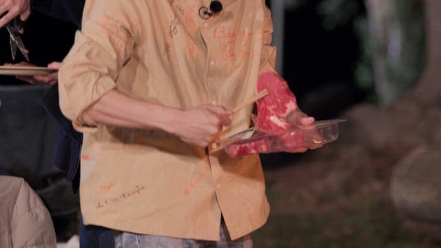 야외 그릴에 싱싱한 고기 올리기