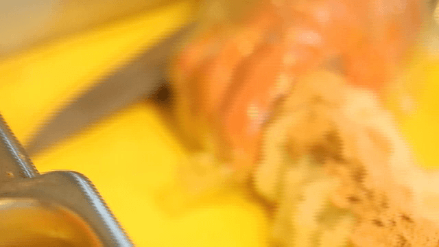 그릇에서 참치를 꺼내 김밥 위에 올리기