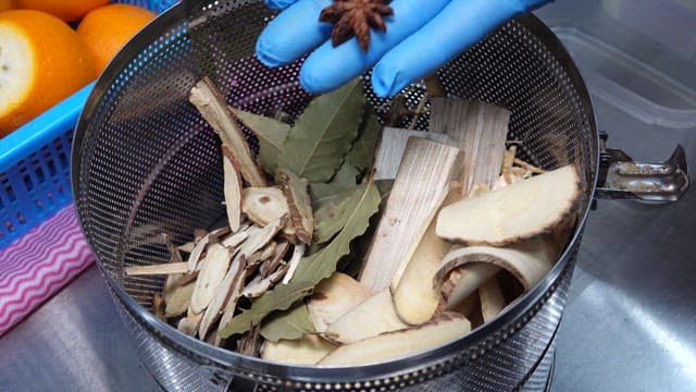 주방에서 허브 재료 준비