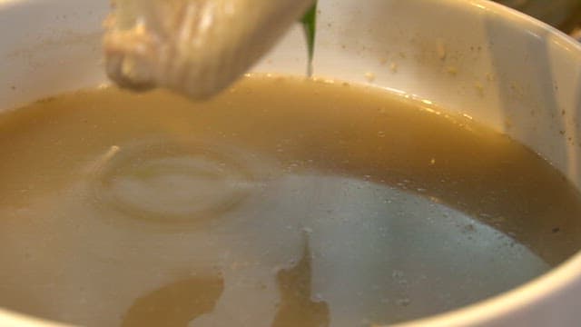 참깨가 뿌려진 뜨끈한 삼계탕 한 그릇