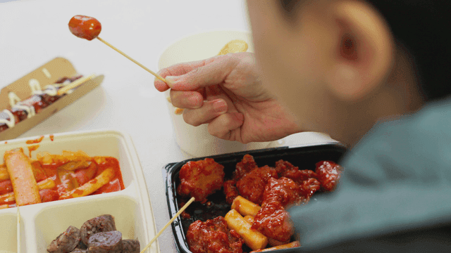 한국 길거리 음식들을 즐기는 사람