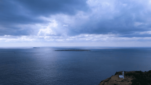 드라마틱한 구름 아래 광활한 바다