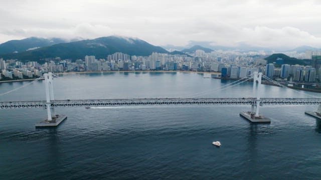 바다 위 도시를 연결하는 긴 다리