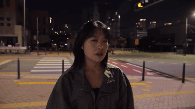 밤 거리에서 당황한 채 뛰어가는 여성