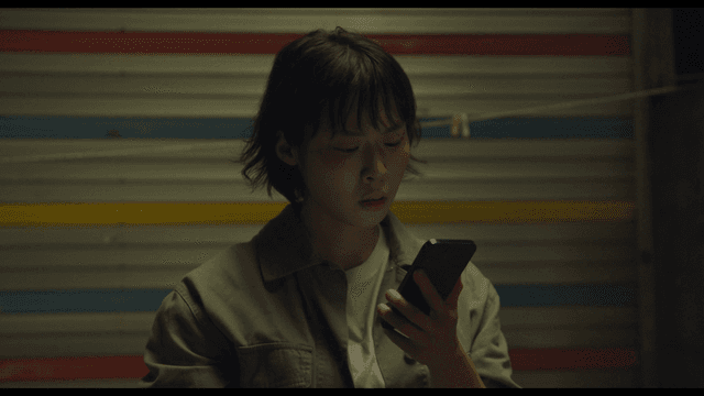 전화 통화 후 불안해하는 여성