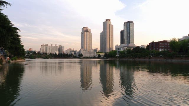 고요한 호수에 반사된 도시 스카이라인