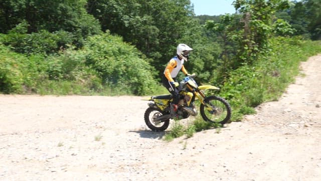 숲속 오프로드 모터사이클 모험