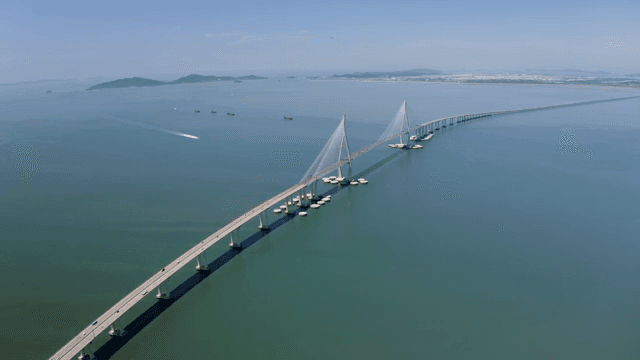 바다 위로 길게 뻗은 다리