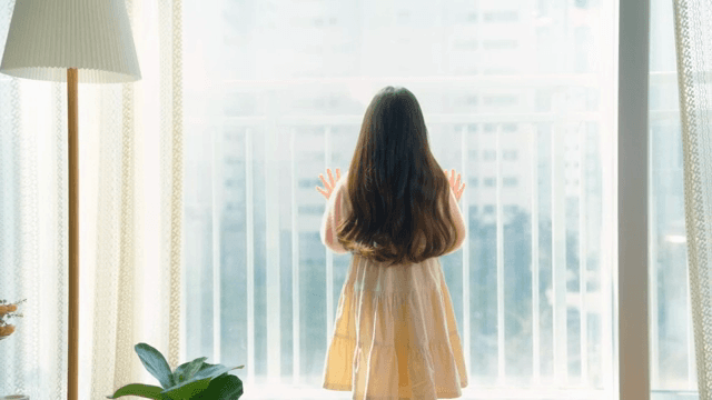 창문 밖을 바라보는 아이