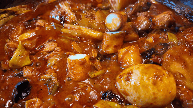 Tongs to lift spicy chicken jjagal-i rice cakes