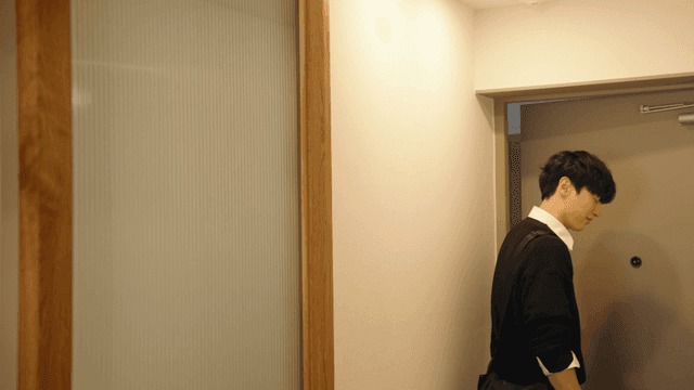 집에 돌아오는 남편을 반갑게 맞아주는 아내