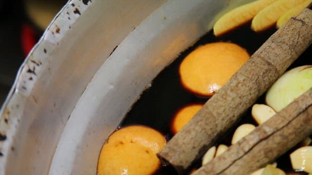 양념장을 만들기 위해 냄비에 담긴 한약재, 파, 배, 마늘, 양파