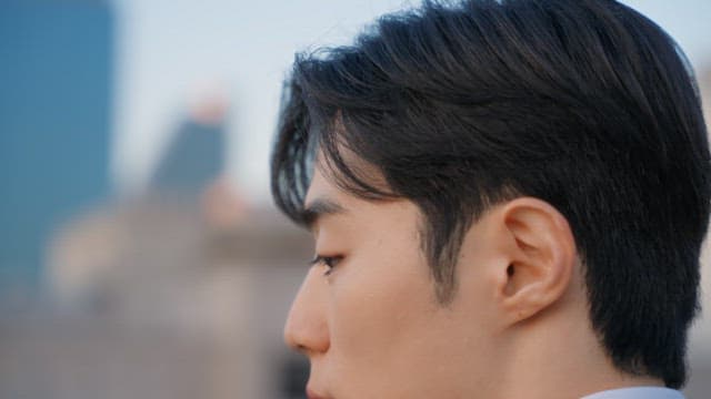 고개를 숙이는 남자