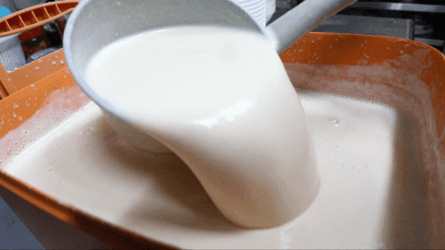 통에서 섞여지는 콩물