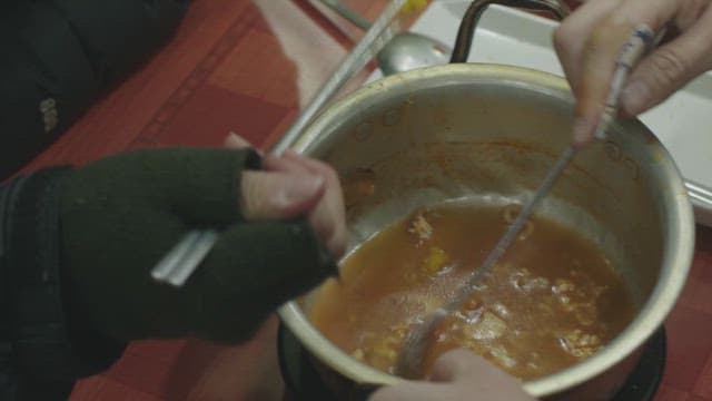 식당에서 라면 한 그릇을 나눠 먹는 두 사람