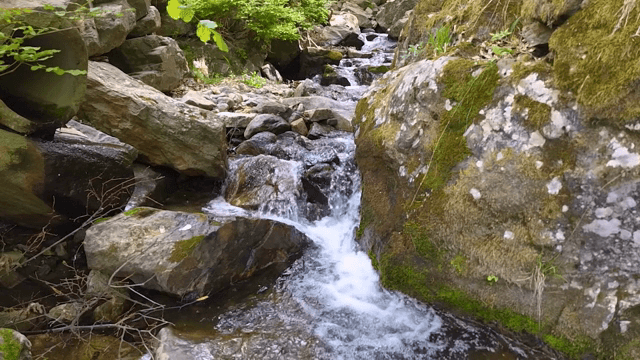 바위를 타고 흐르는 작은 폭포