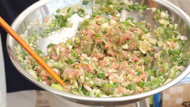 금속 그릇에서 재료 섞기