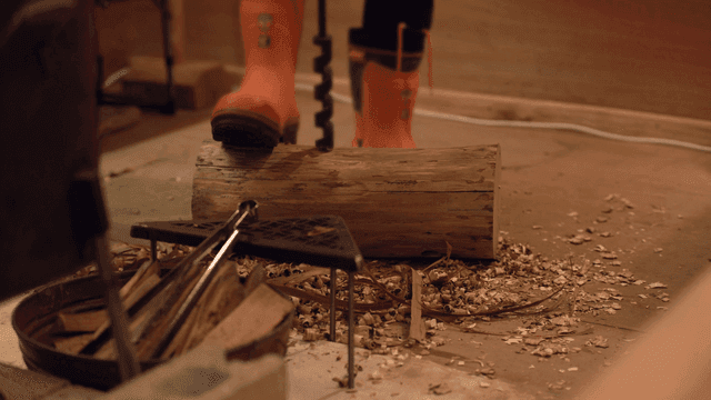 도구와 나무 조각을 이용한 목공 작업