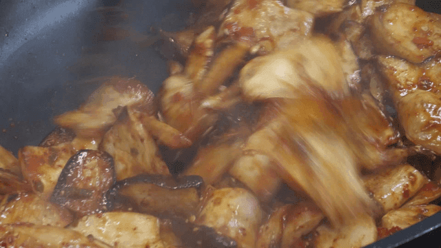 Stir-fried spicy mushrooms in pan