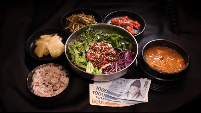 비빔밥과 반찬이 있는 한식