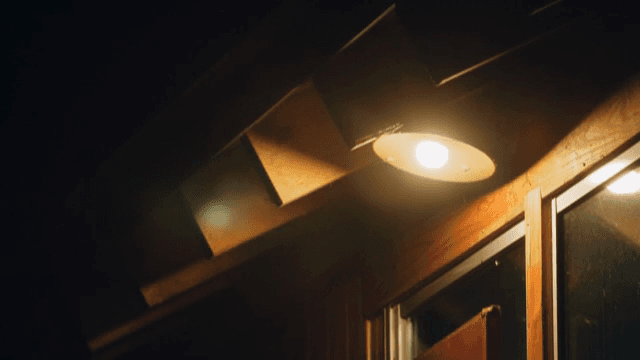 나무 건물 외벽의 빛나는 조명