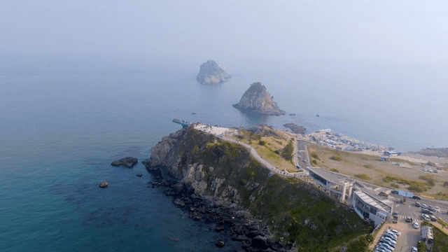 섬이 보이는 해안 전망대