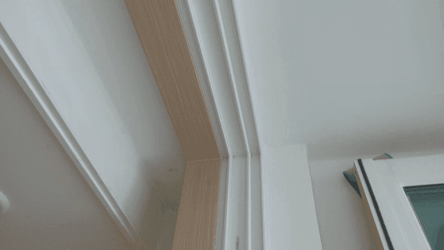 깨끗한 창틀의 내부 모습