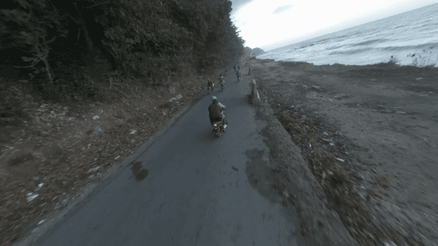 바다 옆 해안 도로를 달리는 오토바이