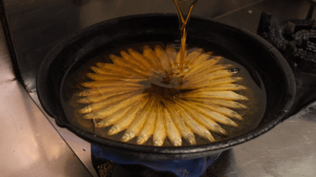 가지런히 있는 생선에 식용유를 붓는 모습