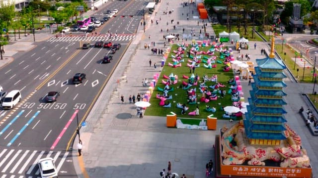 번잡한 도심 광장의 항공 촬영
