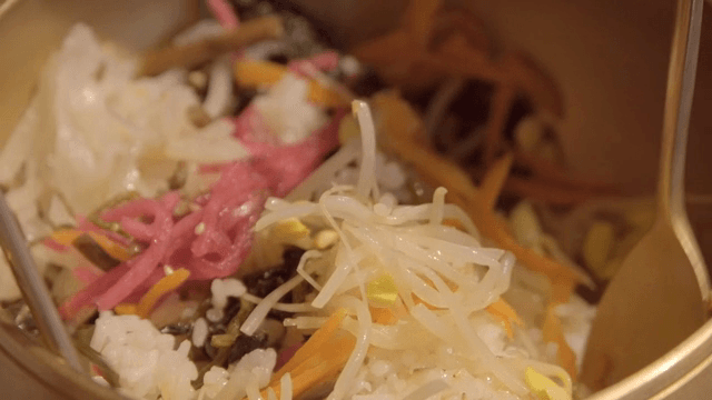 다양한 채소가 들어간 비빔밥 섞기